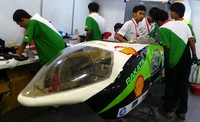 Salah satu perwakilan dari Indonesia, tim Rakata dari Institut Teknologi Bandung (ITB) tengah mempersiapkan kendaraannya. Ray Jordan.