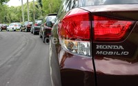 Barisan mobil Honda Mobilio terlihat di parkiran Candi Borobudur. Eksterior mobil ini terlihat cukup cantik dengan penambahan lampu belakang LED.