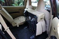 Interior mobil Mobilio tergolong lega untuk mobil sekelasnya. Kursi di baris kedua dapat dilipat dengan hanya sekali menyentuh tuas di kursi. 