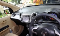 Sayangnya untuk dashboard mobil ini kurang memuaskan. Dashboard dipenuhi dengan material plastik yang terasa.