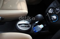 Interiornya cukup lega, anda bisa menemukan tempat untuk menyimpan botol di hampir semua penjuru interior.