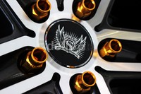 Kaki-kakinya juga terlihat keren dengan penggunaan pelek besar buatan Soleil. Dengan penggunaan suspensi udara, bodi mobil bisa dibuat rebah atau naik ke atas. (Dadan/detikOto).