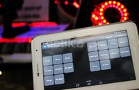 Interior mobil ini terlihat sangat canggih. Interior mobil dipenuhi berbagai gadget yang mengatur hampir semua fungsi mobil. Dengan aplikasi yang berbasis Android, untuk membuka pintu, atau mengganti ketinggian suspensi tinggal menyentuh layar tablet saja. (Dadan/detikOto).