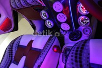 Nah yang unik dari mobil ini adalah penambahan motor listrik yang ternyata bisa digunakan untuk menggerakkan roda belakang mobil. Jadi mobil memiliki dua sumber penggerak, mesin bensin untuk roda depan, dan motor listrik untuk roda belakang. Memilih mesin bensin dan motor bisa dilakukan dengan memutar kenop di konsol depan. (Dadan/detikOto).