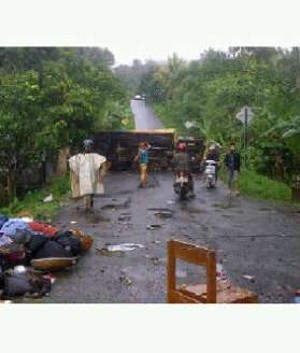 Sebelum Terguling, Truk Maut Pramuka Tabrak Pagar Rumah Warga