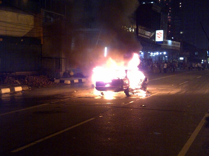 Mobil Sedan Terbakar di Jl Margonda, Lalin Macet!