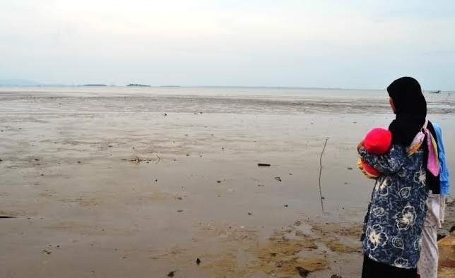Ini Penampakan Air Laut Karangantu Banten yang Surut