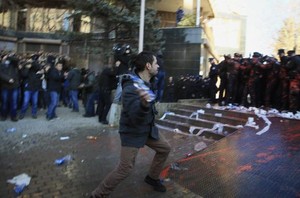 Protes Penipuan Universitas, Mahasiswa di Kosovo Bentrok dengan Polisi