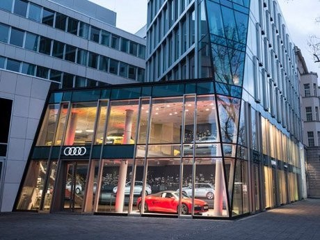 Pabrikan Mobil Mewah Mulai Perang Showroom Digital