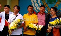 Sabtu (8/2/2014) pagi, ketiga dokter itu resmi menghirup udara bebas dan menerima karangan bunga dari rekan sejawat ketika keluar dari pintu Rutan Malendeng.
