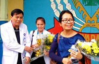 Sambil memegang karangan bunga, dr Ayu terus mengembangkan senyumnya mensyukuri putusan bebas yang diterimanya bersama dua rekannya itu.
