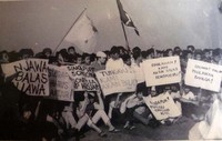 Salah satu pendemo membawa tulisan 'Njawa bales Njawa'.     