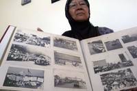 Siti Rodiah, Kakak kandung Usman menunjukan foto-foto pahlawan nasional itu.