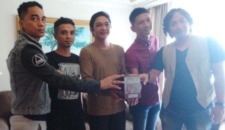 Jusuf Kalla Terima Sumbangan Ungu untuk Bencana Manado