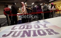 Tak hanya remaja dan anak-anak yang menyukai lagu-lagu dari Coboy Junior, terbukti dengan banyaknya orang dewasa yang juga ikut antri.