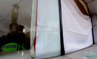 Jendela yang kacanya pecah telah ditutup dengan spanduk.