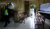 Sampai saat ini, polisi belum berhasil mengidentifikasi para pelaku perusakan yang berjumlah sekitar 20 orang itu.