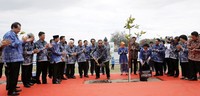 Ia juga menanam pohon. Abror Rizki/Setpres.