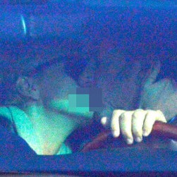 Eaa.. Sean Penn dan Charlize Theron Kepergok Ciuman di Dalam Mobil