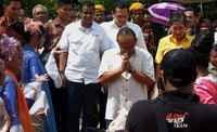 Ketua Umum Partai Golkar Aburizal Bakrie meresmikan pembangunan pabrik pengalengan salak milik Bambang Soesatyo.