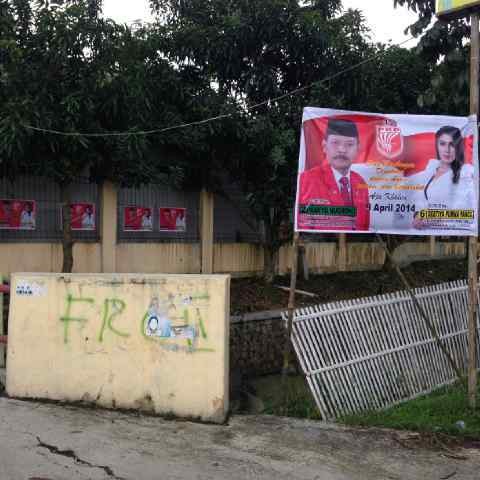 Dua Caleg Seksi Ini Ogah Jadi Penunggu Pohon