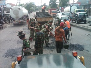 Ribuan Anggota TNI Tambal Jalur Pantura hingga Cuaca Membaik