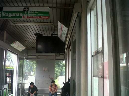 Ada Televisi Nangkring di Halte TransJ, Buat Apa Sih?