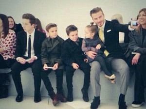 Cute! Beckham Foto Selfie Bersama Anak-anaknya di Fashion Show Victoria