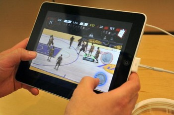 Konsumen mencoba kemampuan gaming di iPad generasi pertama, yang kelak akan menguasai pasar tablet PC sampai bertahun tahun.