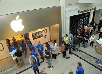 Konsumen menunggu penjualan perdan iPad di Apple Store New Jersey.