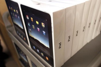 Kemasan Apple iPad generasi pertama yang dipajang di Apple Store.