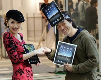 Kazuki Miura, pembeli pertama iPad di Jepang, dilayani oleh artis Lena Fujii.
