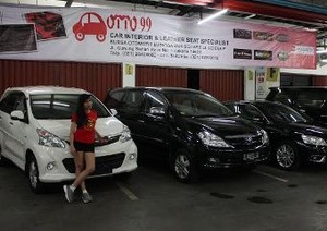 Pedagang Mobkas Mangga Dua Tawarkan Aksesoris