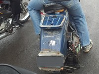 Bahkan saking terobsesinya dengan motor gede asal Amerika itu, dia mencoret-coreti motor Vespa bututnya yang memiliki nomor polisi dari Denpasar Bali ini. (Foto Teddy).