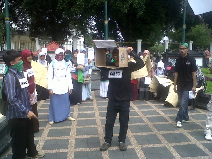Mahasiswa Yogya Demo: Tolak Caleg Selebriti, Jangan Pilih Caleg Narsis!