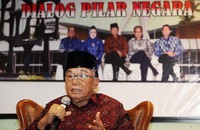 Ketua MPR RI Sidarto Danusubroto terlihat sedang menjadi pembicara dalam acara diskusi tersebut.