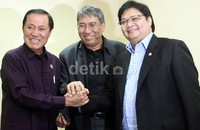 Menteri Hukum dan HAM, Amir Syamsuddin (kiri), didamping Wakil Menteri Perdagangan (Wamendag), Bayu Krisnamurthi (tengah), berjabat tangan dengan Ketua Komisi VII DPR Airlangga Hartarto (kanan) sebelum mengikuti Rapat Kerja (Raker) dengan anggota Panja Komisi VII DPR, di Gedung Parlemen, Jakarta.