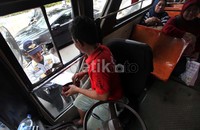  Petugas Gabungan dari Kepolisian dan Dinas Perhubungan melakukan razia kendaraan umum di kawasan lapangan Banteng siang ini.     