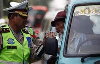 Banyaknya pengemudi kendaraan umum yang tidak memiliki surat-surat dan sering berkendara kurang tertib saat mengendarakan kendaraan umum ini dapat membahayakan para pengguna jasa kendaraan umum ataupun pengendara kendaraan bermotor yang lain.     