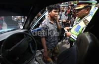 Dalam razia ini juga ditangkap seorang supir yang masih anak-anak. Supir yang masih anak-anak tersebut diamankan oleh pihak yang berwajib.