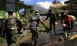 TNI Bantu Bersihkan Abu Sinabung
