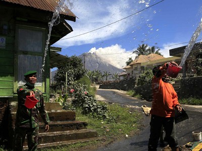 TNI Bantu Bersihkan Abu Sinabung