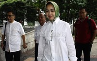 Mengenakan baju putih dan jilbab hijau, Airin menebar senyum saat tiba di KPK. Lamhot Aritonang/detikFoto.