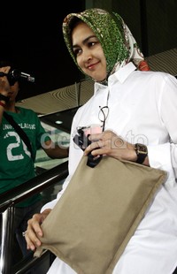 Airin tidak mau menanggapi kabar kalau Wawan diduga telah memberi uang ke beberapa artis. Lamhot Aritonang/detikFoto.