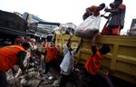 Membersihkan Sampah Sisa Banjir