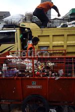 Membersihkan Sampah Sisa Banjir