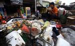Membersihkan Sampah Sisa Banjir