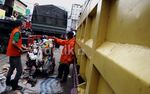 Membersihkan Sampah Sisa Banjir