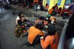 Membersihkan Sampah Sisa Banjir
