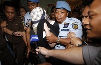 Corby keluar dari penjara dengan pengawalan ketat. REUTERS/Jason Reed.